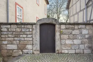Tor und Steinmauer