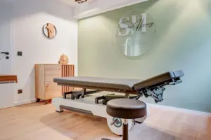 Moderne Behandlungsliege in der OSTEOWERKSTATT im Eichsfeld