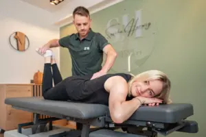 Osteopathische Behandlung in Bauchlage mit Mobilisation des Beins