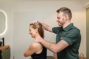 Behandlung von Nacken und Schulter im Sitzen in einer Osteopathie-Praxis