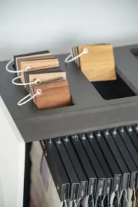 Detailfoto von Materialmustern in einer Küchenausstellung