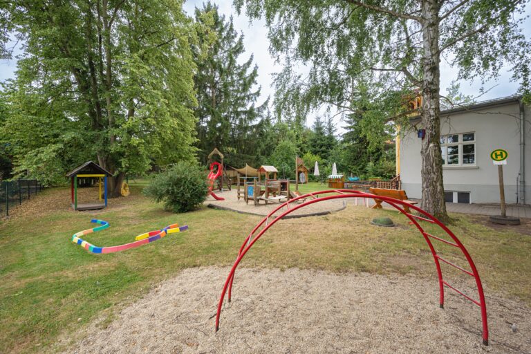 Garten mit Spielgeräten