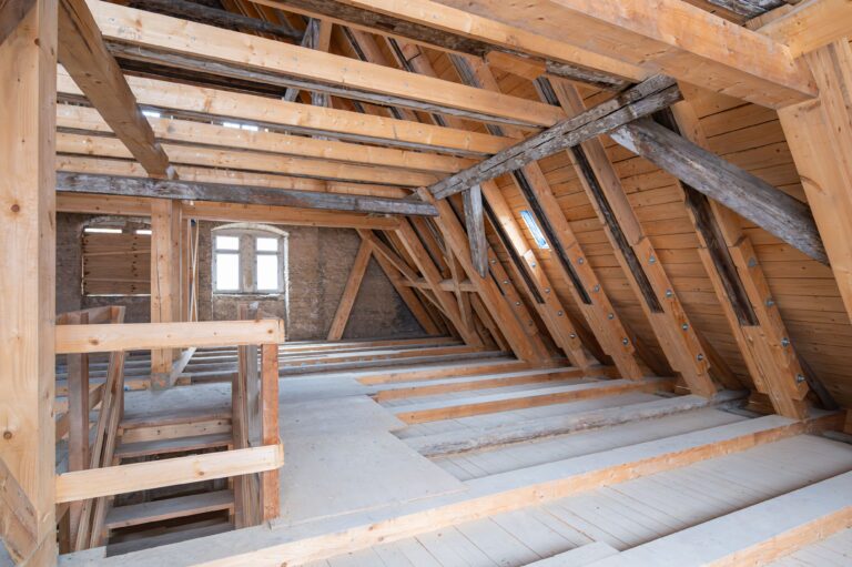Gesichertes Dachgeschoss mit neuer Holzkonstruktion