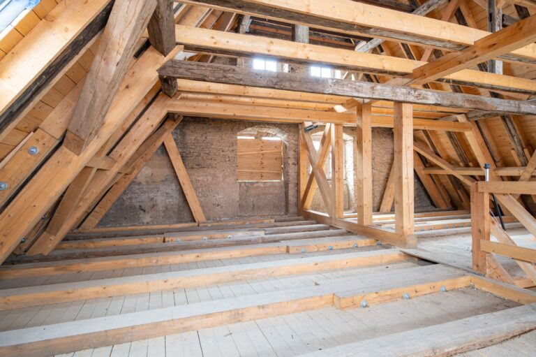 Dachboden mit Bruchsteinwand