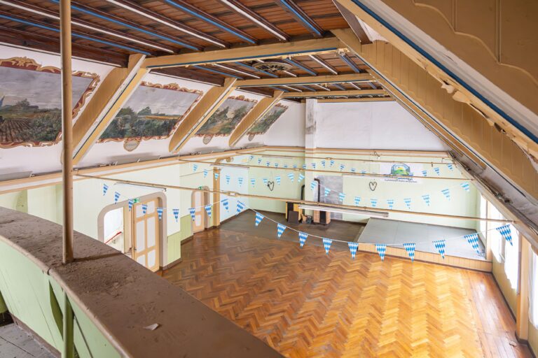Saal im Bürgerhaus Grabe mit Empore
