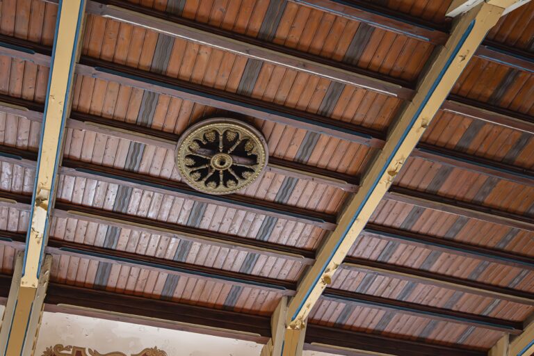Historische Holzdecke mit Rosette im Bürgerhaus Grabe