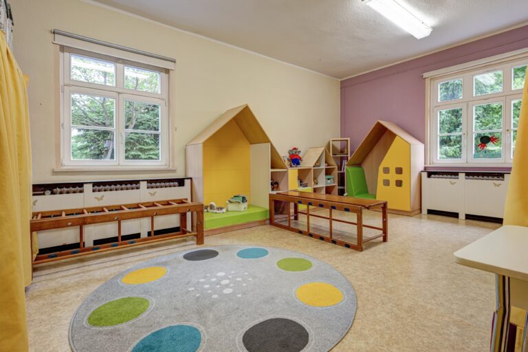 Gruppenraum mit Spielhäusern