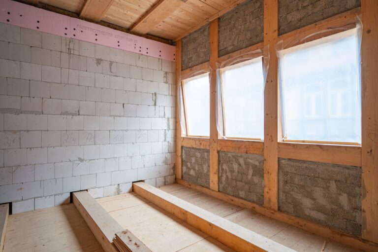 Holzkonstruktion zur Sicherung mit Treppe