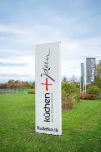 Werbeschild am Eingang eines Küchenstudios in Gotha, fotografiert von Fotopixel